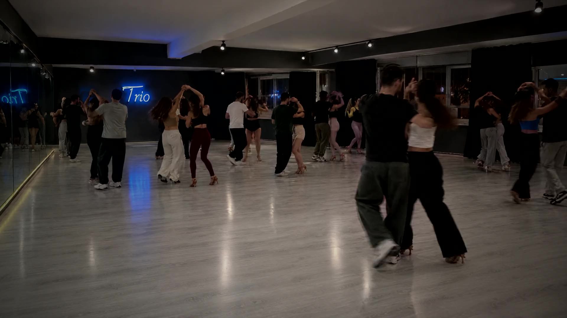 Trio Dans Akademisi stüdyosu, akşam ışığında aynalı salon